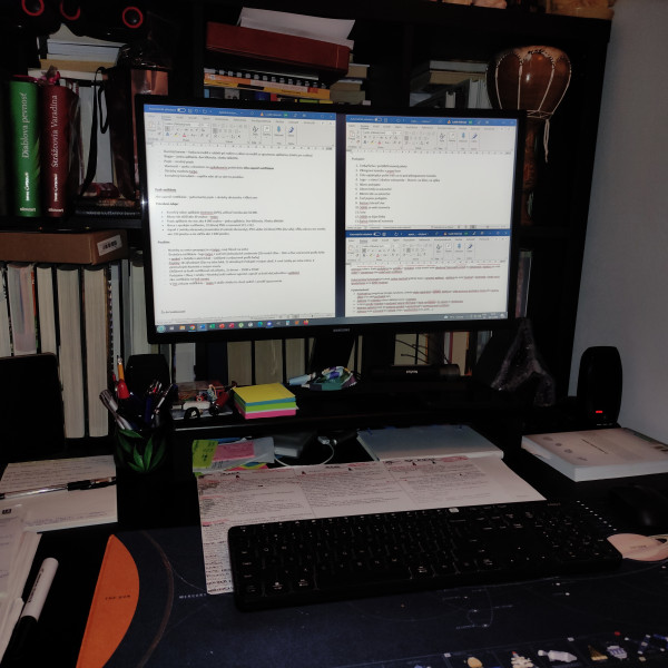 Dva monitory plné pracovných nápadov pre nový projekt