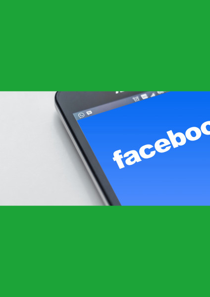 Mobil s načítanou stránkou facebook na modrom pozadí